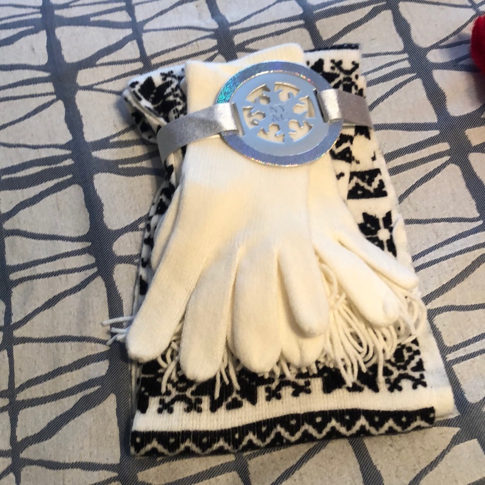 NY&C SCARVES AND GLOVES